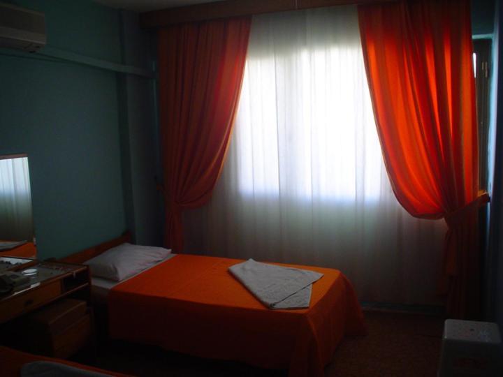 Akerdem Hotel Кушадасъ Стая снимка